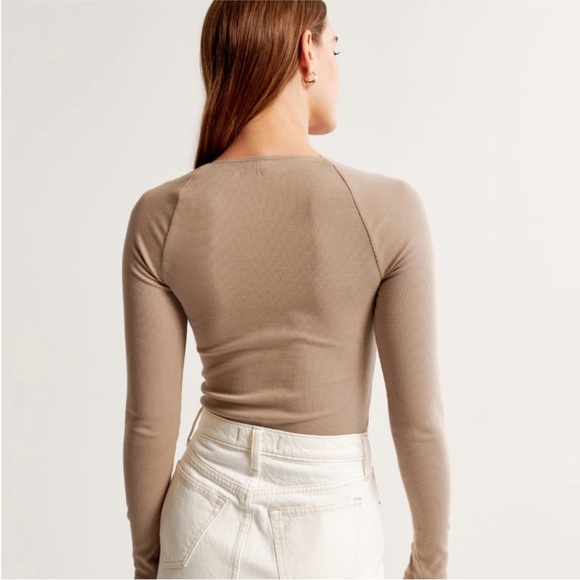 Abercrombie & Fitch Tan Long Sleeve Twist Front Top - Picture 3 of 6